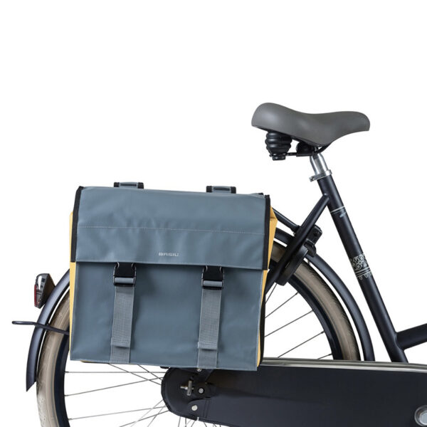 Basil Urban - Load Single Messenger Bag in use